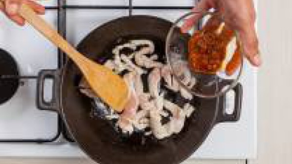 Después de unos minutos, añade junto a las pechugas de pollo la carne picada y el Sofrito de Tomate y Verduras Gallina Blanca. Cocina a fuego lento durante 5 minutos. Mientras tanto, engrasa los molde