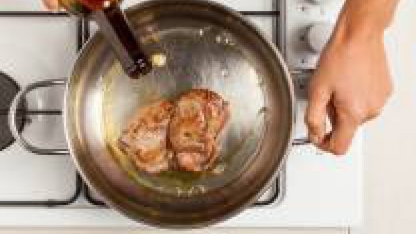 Vierte el vaso de vino tinto al estofado y continua la cocción durante otros 20 minutos. Sirve caliente acompañado de las patatas fritas al horno y unas cucharadas de la salsa de la cocción.