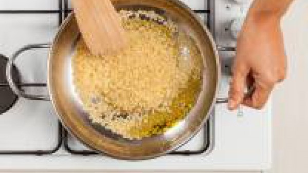 En otra sartén, fríe el arroz con 1 cucharada de aceite de oliva virgen extra