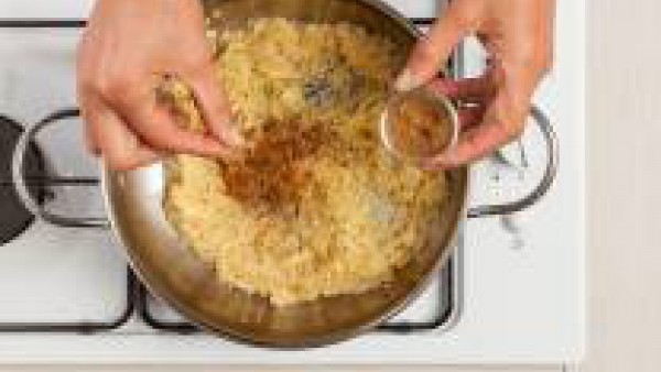 A continuación, añade la cebolla y las manzanas y saltea con 1 cucharadita de canela en polvo. Mezcla bien y cocina con un agua caliente y un pastilla de Avecrem 100% Natural 8 Verduras.Cuando el arro