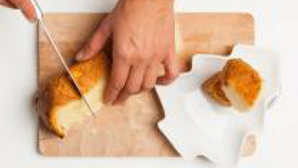 Coloque los trozos de pastel en los platos y sírvelo intercalando dos capas de bizcocho con una de crema. Espolvorea con el azúcar en polvo.