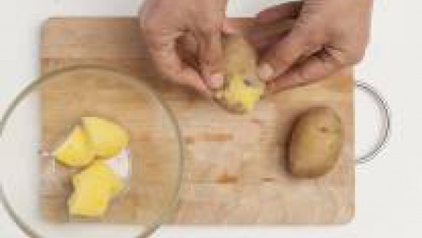 En una olla grande, cocina las patatas en agua y la pastilla de Avecrem. Cuando estén cocidas, pela y tritura con un pasapuré.