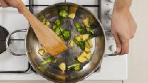 Lava, pela y corta el brócoli y las patatas. Fríe las verduras con 1 cucharada de aceite de oliva. Después de unos minutos, añade un poco de agua, sal y pimienta y continua la cocción durante otros 10