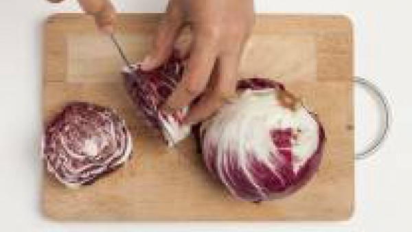 Corta la carne en cubos, dóralas en una sartén con 1 cucharada de aceite de oliva. Después de unos minutos, agrega el Avecrem desmenuzado y un vaso de agua. Continúa la cocción hasta casi su total abs