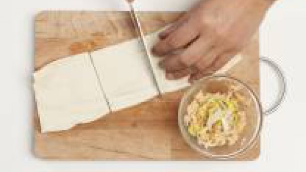 Corta la masa en 8 rectángulos. En una sartén, saltea el salmón con 1 cucharada de aceite de oliva y, después de unos minutos, agrega 1/2 pastilla de Avecrem Pescado -30% de sal. Cocina a fuego lento 