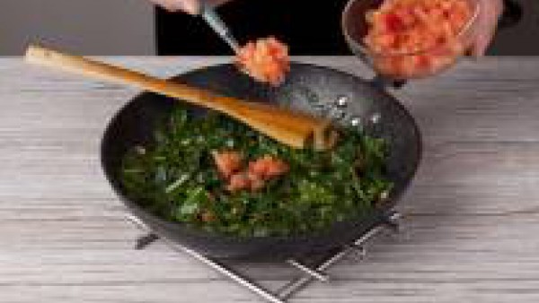Corta el ajo en láminas finas y dóralo en una sartén con 2 cucharadas de aceite de oliva. Añade las espinacas y cocínalas brevemente añadiendo 1 pastilla de Avecrem Verduras -30% de Sal. Ponlas a punt