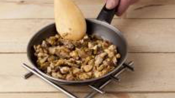 Corta las pechugas de pollo en láminas finas. Pela y corta el diente de ajo y los puerros en rodajitas finas. Corta el calabacín en daditos y los champiñones en láminas. Echa en una cazuela un chorrit