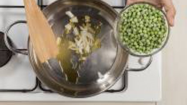Preparar la salsa friendo la cebolla cortada con una cucharada de aceite de oliva. Añade los guisantes, un poco de sal y pimienta y cocínalo a fuego lento durante 20 minutos.