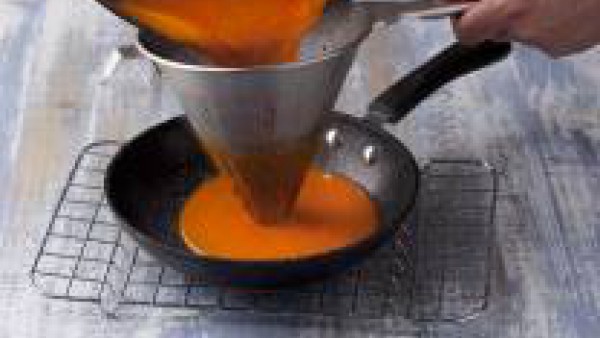 Tritura la salsa con la ayuda de un batidor eléctrico y cuélala por un colador. Échala de nuevo a la cazuela y añade el bacalao. Déjalo cocinar todo unos 5 minutos más. ¡Y listo para triunfar!