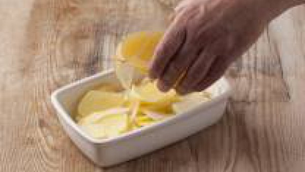 Echa una fuente de horno 2 cucharadas de aceite de oliva, las patatas, las cebollas y 1 vaso de Caldo Casero de Pescado 100% Natural y mézclalo bien. Cocina en el horno a 170ºC las patatas y la ceboll