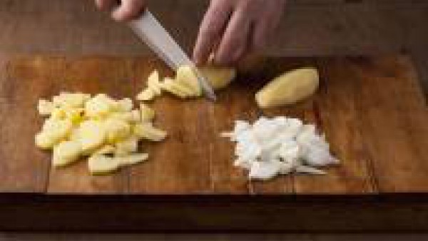 Pela las cebollas y las patatas