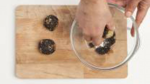 Deja enfriar el puré, añádele las verduras y mézclalo bien. Después, incluye a la mezcla de los huevos batidos y el pan rallado. A continuación crea bolas con las manos. Si quieres, puedes pasar cada 