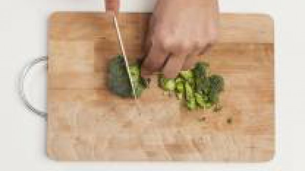 Limpia el brócoli y córtalo finamente. En un bol, mezcla la carne de pollo, el brócoli troceado y una pizca de sal. Añade el huevo y mezcla bien. Precalienta el horno a 200 °C.