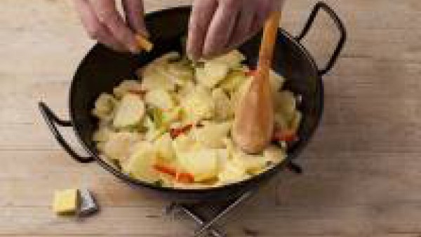 Pela las patatas y córtalas en láminas finas, añádelas a la cazuela, echa la media pastilla de Avecrem Caldo de Pollo y déjalas cocinar unos 15 minutos, con la cazuela tapada y mezclando de vez en cua