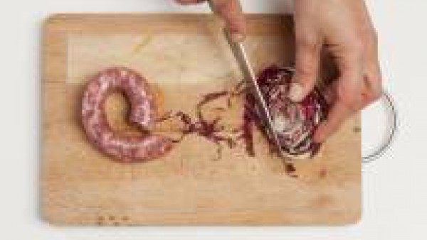 Pela finamente el radicchio. Quita la piel a las salchichas y córtalas en trozos.