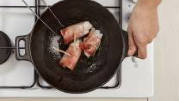 En una sartén añade una cucharada de aceite de oliva y saltea los rollos de pescado y jamón.