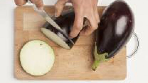 Pela las verduras y corta la berenjena a dados y las chalotas con cortes finos. Fríelo con aceite de oliva. Mientras tanto, hierve la pasta en agua con una pastilla de Avecrem Caldo de Pollo durante l