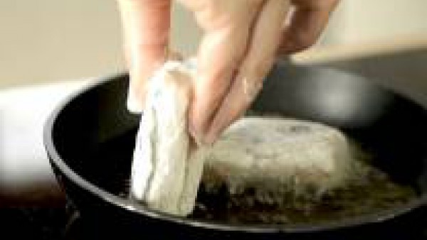Enharina el bacalao y fríelo por los dos lados en una sartén con bastante aceite.
