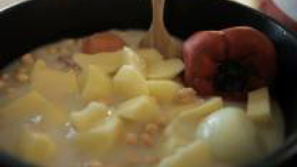Cuando tengas las verduras asadas, pélalas y colócalas en una olla con los garbanzos escurridos, el Caldo Casero de Pollo 100% Natural Gallina Blanca, los dientes de ajo, las patatas peladas y cortada