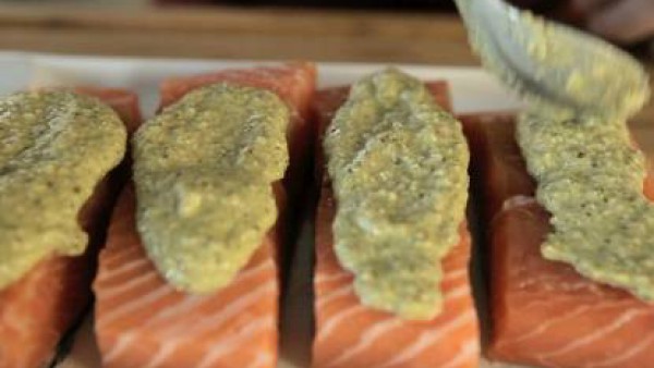 Sazona las supremas de salmón y cúbrelas con la mezcla reservada. Ponlas en una bandeja de horno junto con el tomate cortado a mitades, las endivias partidas por la mitad y las puntas de los espárrago