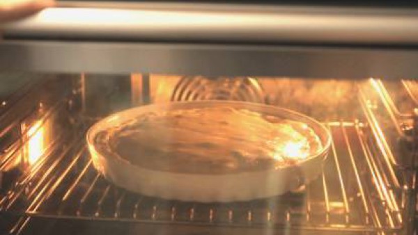 Tapa con la otra mitad de la masa, cierra bien los bordes, pinta la superficie con huevo batido y cocina la empanada en el horno a 170 ºC durante 15 minutos. Ya pues servir esta deliciosa empanada de 