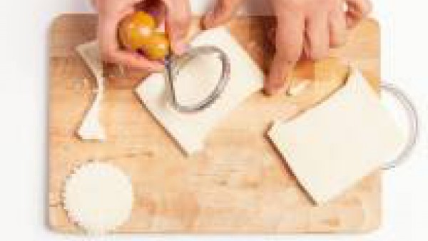 Con un cortapastas da forma a 16 discos. Por otra parte, cocina los huevos durante 8-10 min. en agua hirviendo. Déjalos enfriar y corta en rodajas finas.