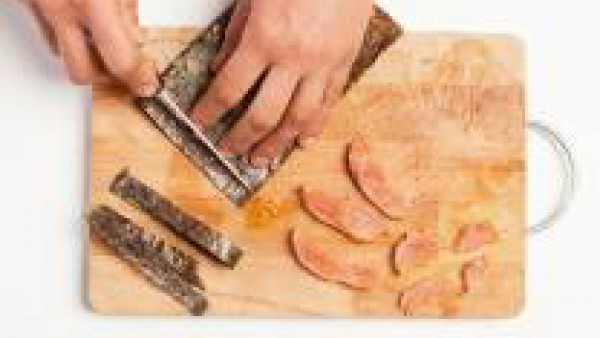 Corta en tiras las hojas de alga nori. Por otra parte, en una olla grande, cocina el arroz en con el caldo hasta que absorba todo el líquido de cocción. Después, si es necesario, escurre y luego moja 