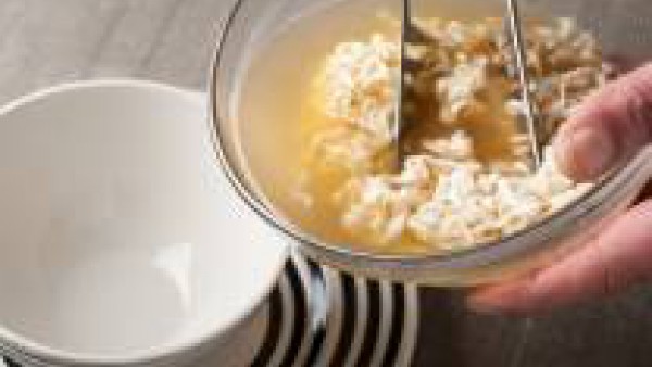 Vierte los fideos en la sopa y añade los paquetes de condimento que se encuentran en los Yakisoba. Sirve caliente con las hojitas de apio como guarnición.
