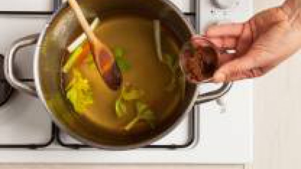 Pela y corta en tiras 1 zanahoria y 1 tallo de apio. Reserva las hojas de apio para decorar; ralla la raíz de jengibre. En una cacerola grande, prepara la sopa de miso. Pon las verduras a fuego lento 