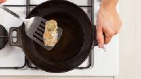 Unta los discos de pasta de arroz con un poco de agua y rellénalos con las verduras. Ciérralos bien y fríe los rollos en aceite caliente.