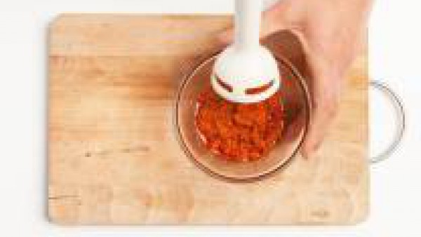 Remoja los tomates secos en agua caliente durante 10 minutos. Luego apriétalos bien, dispónlos en un tazón y pásalos por la batidora con el Avecrem hasta que quede espumoso.
