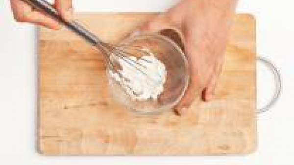 Aparte, coloca la ricotta en un tazón grande; añade sal y 1 cucharadita de aceite de oliva. Monta ligeramente hasta adquirir una consistencia blanda cremosa.
