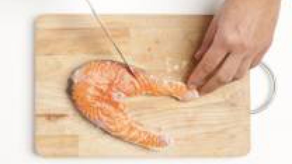 Limpiar los filetes de salmón, quitar cualquier espinas.
