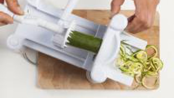 Lava los calabacines y córtalos como si furan fideos ayudándote del utensilio de cocina adecuado. 