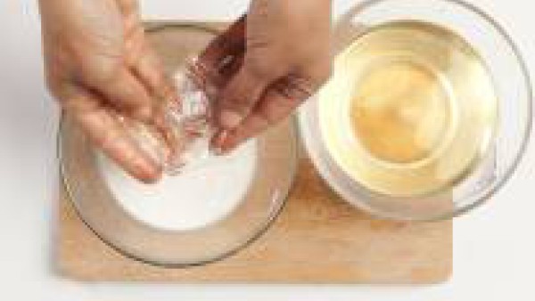 En un bol, remoja las hojas de gelatina en 1 cucharada de manzanilla, previamente puesta en infusión durante al menos 5 minutos. Luego, apriétalas y sumérgelas en un cazo con leche caliente y crema, r