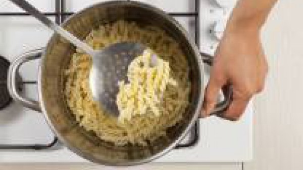 En una olla con agua hirviendo, cuece la pasta con una pastilla de Avecrem Caldo de Pollo, siguiendo las instrucciones del envase. Después de la cocción, escurre y transfiérelos en un sartén.