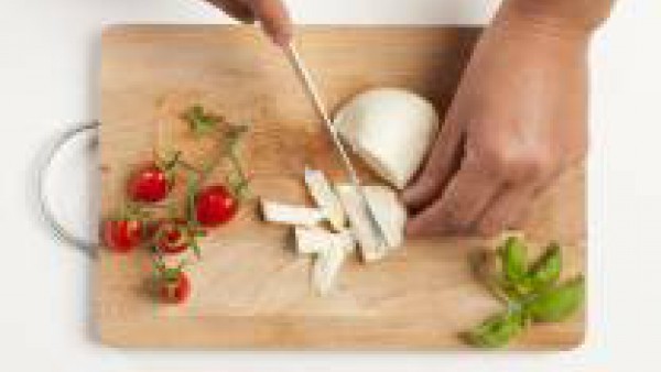 Corta la mozzarella en dados déjala escurrir para que pierda el exceso de agua. 