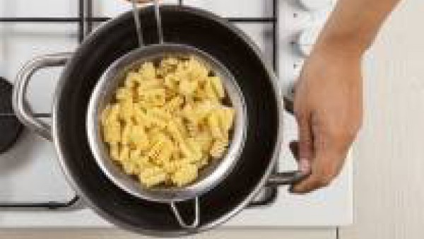En una olla grande, hierve la pasta junto con una pastilla de Avecrem Caldo de Pollo durante el tiempo indicado en el envase.