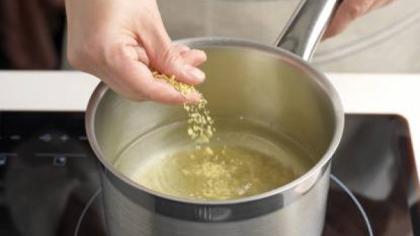En una olla grande, no cuece la pasta en abundante agua con una partilla de Avecrem Caldo de Pollo durante el tiempo indicado en el envase.