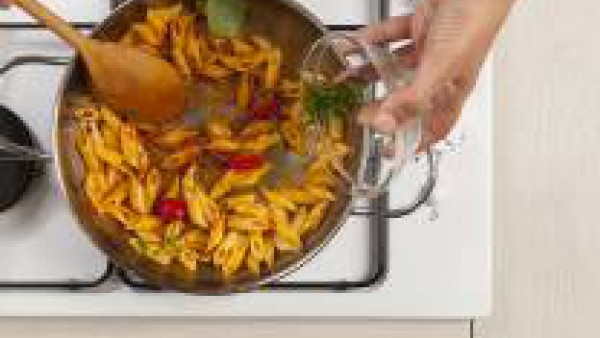 Mientras tanto, corta los tomates en trozos pequeños. Pícalos en un mortero con 1 chorrito de aceite de oliva virgen extra y añade 1 pastilla de Avecrem Dúo Salsa de Tomate y remueve. Cuando la pasta 