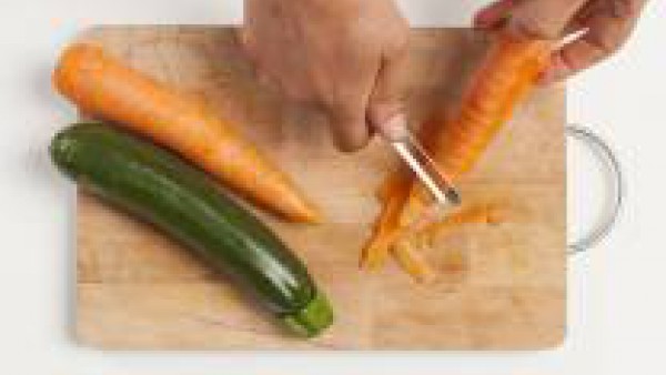 Lava y pela los calabacines y las zanahorias.