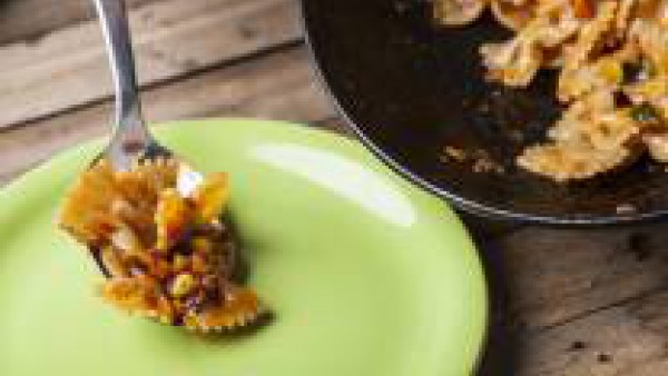 En una sartén, dora las verduras con 1 cucharada de aceite de oliva virgen extra durante unos 7 minutos.