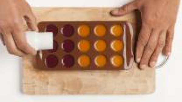 En una cacerola, pon el puré de frutas y derrite 1 cucharadita de gelatina agar agar. 