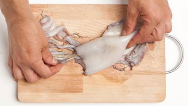 Limpia los calamares, retirando su interior y cortándole los tentáculos. Lávalo en abundante agua.