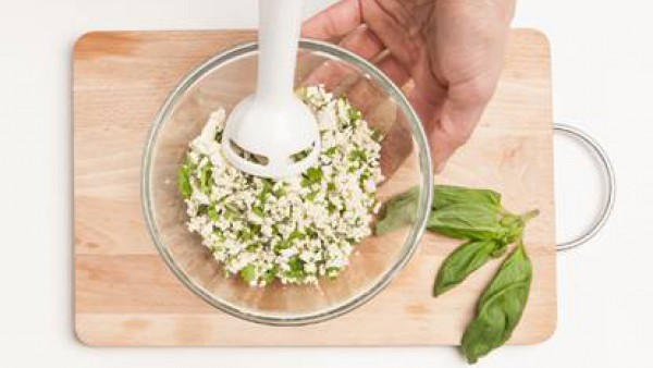 Tritura bon una batidora el tofu, la albahaca y otras hierbas frescas de tu elección.