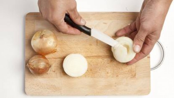 A continuación corta la cebolla y vacía el centro con la ayuda de un cuchillo afilado.