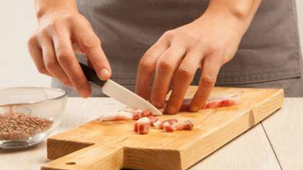 Corta la panceta en tiras y la cebolla en rodajas finas.