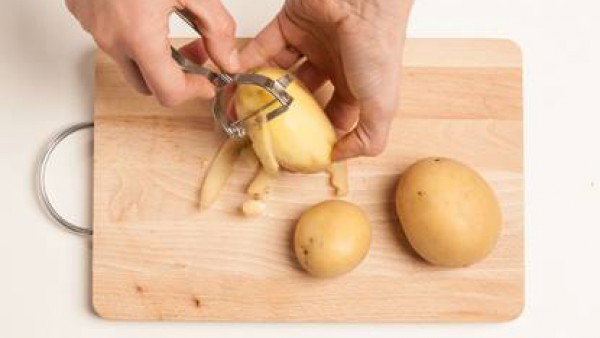 Pela las patatas y córtalas en trozos.