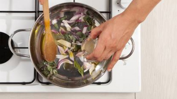 Sofríe la cebolla en aceite de oliva virgen extra, añade unos minutos más tarde las hierbas picadas, sal y pimienta y agrega el vino blanco. Deja evaporar y añade los caquis cocidos en el caldo y cort