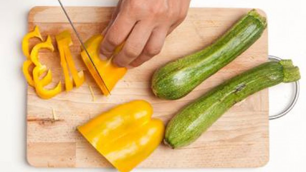 Lava las verduras y córtalas en tiras. Pica la cebolla.